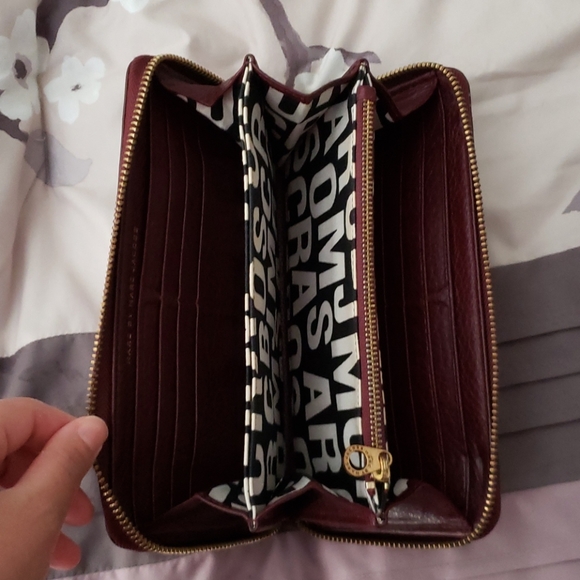 Marc Jacobs LARGE wallet. - Picture 3 of 4